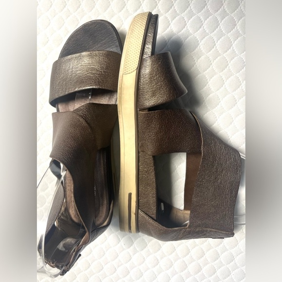 Eileen Fisher Sport Criss Cross Banded Leather Platform Sandals Metallic 
Sz 7 - Picture 4 of 6
